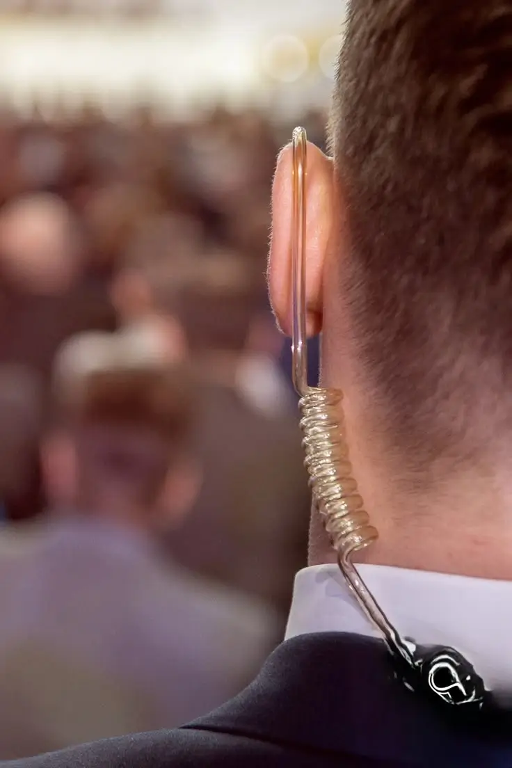 Detalle de auricular de comunicación de un agente de protección